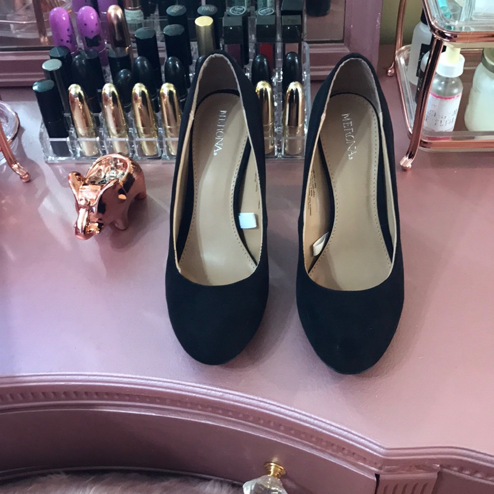 Black suede boxy heel shoes